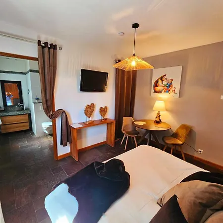Konukevi Au Refuge Des 3 Ours - D'hotes Et 3*